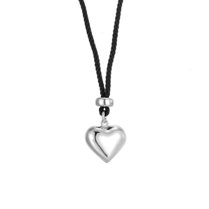 Pendentif cœur minimaliste en argent sterling S925 avec cordon noir sur fond blanc