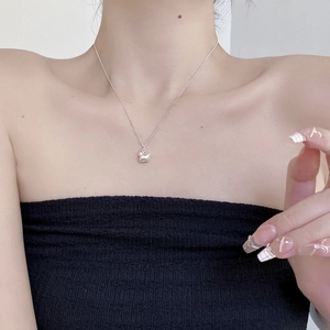 Süße 925 Sterling Silber Ente Anhänger Halskette auf Modell für einen zarten Look