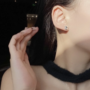 Gros plan sur les boucles d'oreilles minimalistes en argent S925 à double goutte d'eau