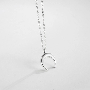 Minimalist S925 sterling silver crescent moon pendant necklace on fine link chain