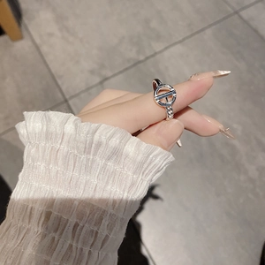 Polierter S925 Sterling Silber Schweinenase Ring mit Kettendesign an der Hand