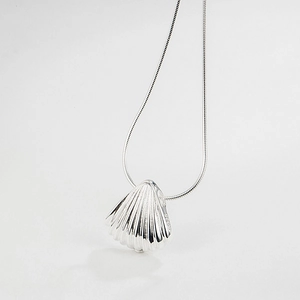 Minimalist S925 sterling silver shell pendant necklace with elegant snake chain