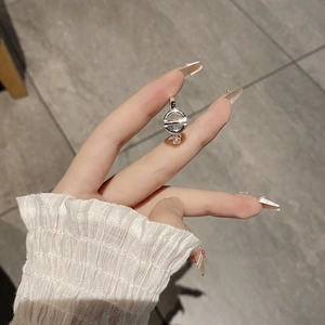 Nahaufnahme von S925 Sterlingsilber Ring mit geometrischem Hohlraumdesign