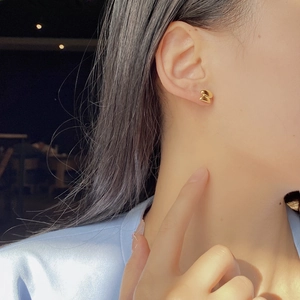 Élégantes boucles d'oreilles double goutte en argent S925 doré portées par un mannequin