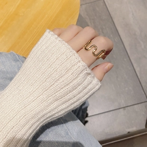 Minimalist 925 silver golden wavy ring featuring abstract geometric curved lines