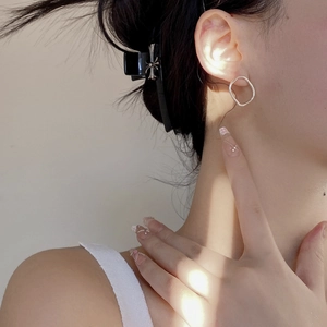 Boucles d'oreilles minimalistes en argent S925 aux formes géométriques sur un mannequin