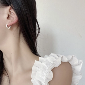 Minimalist S925 sterling silver hoop earrings with hammered texture on model
