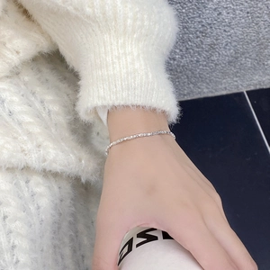 Detail of a minimalist 925 sterling silver irregular chip bracelet on a woman's wrist