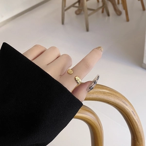 Close-up of golden S925 sterling silver wheat-style twist ring on a finger