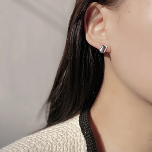 Minimalist S925 sterling silver pill shaped stud earrings with polished mirror finish