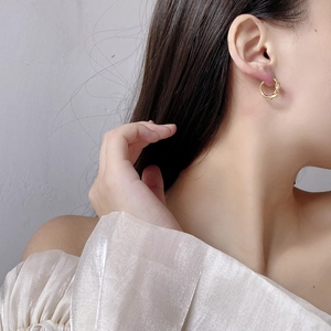 Minimalist twisted golden hoop earrings for women with elegant S925 silver metal design