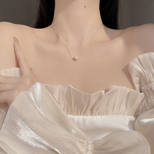 Baroque freshwater pearl necklace in 925 sterling silver worn on a woman's collarbone