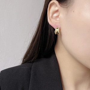 Minimalistische goldene S925 Sterling Silber U-Ohrringe getragen zu schwarzem Blazer