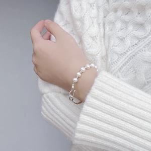 Elegant baroque pearl bracelet with S925 silver clasp worn on a model's wrist