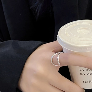 Minimalist wavy 925 silver ring on hand holding coffee cup in professional setting