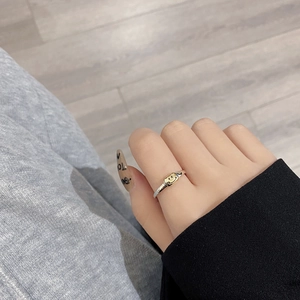 925 silver smiley face ring with gold relief design on woman finger