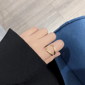 Minimalist irregular U-shaped gold ring showing a geometric modern design on the finger