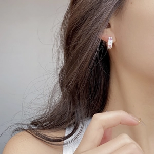 S925 Sterling Silber Tulpen Creolen mit rosa Emaille-Blumen getragen von einem Modell