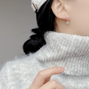 Nahaufnahme eines Models mit minimalistischen S925 Sterlingsilber Doppelball Ohrsteckern