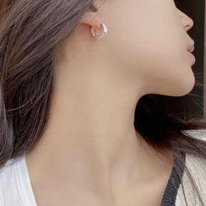 Nahaufnahme von S925 Sterling Silber Tulpen-Ohrringen an einem asiatischen Model