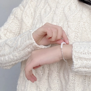 Detail of s925 silver beaded bracelet with natural freshwater pearls on a model wrist