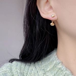 Minimalistische S925 Silber Gold Oval Bohnen Ohrringe am Model für einen schicken Look