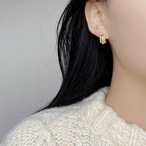 Minimalistische goldene Creolen mit gedrehtem Seil-Design für einen eleganten Vintage-Look