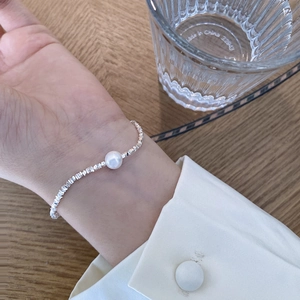 Minimalist S925 silver beaded bracelet with a baroque pearl on a woman's wrist