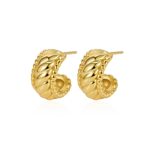 Elegante goldene gedrehte Creolen in C-Form mit glänzendem Croissant-Muster Finish