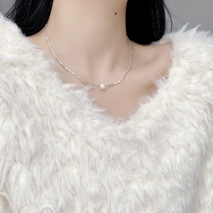 Close-up of minimalist S925 silver necklace with a natural freshwater pearl on a model