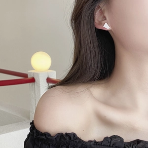 Orecchini a perno trapezoidali minimalisti in argento S925 indossati dal modello