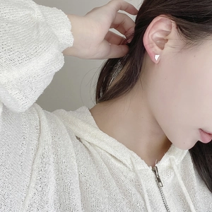 Primo piano di un orecchino a triangolo in argento sterling S925 indossato da modella