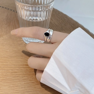 S925 sterling silver ring with double layered geometric design and black onyx gemstone