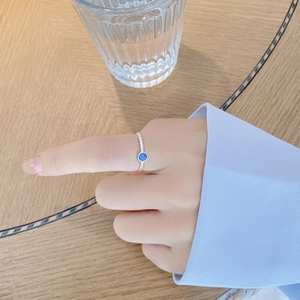 Close-up of S925 sterling silver rope ring with blue turquoise stone on finger