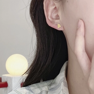 Orecchino geometrico minimalista in argento S925 con finitura oro opaco su modella