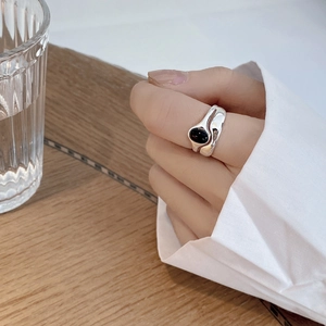 Macro shot of S925 sterling silver wavy double-layer ring with oval black onyx gemstone