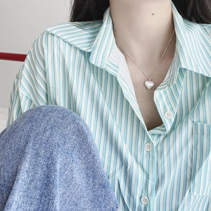 Minimalist 925 silver heart necklace shown on a model in a casual daily outfit