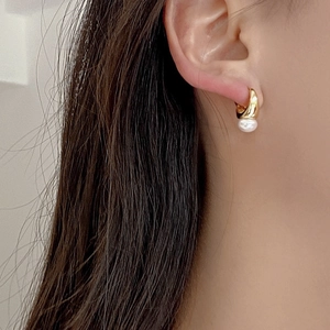 Minimalist S925 sterling silver gold hoops with natural freshwater pearl drops on model