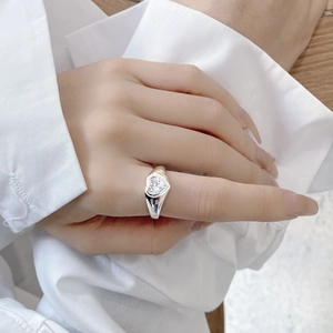 Minimalist 925 sterling silver ring with heart-shaped cubic zirconia on model's hand