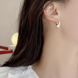 Elegant S925 sterling silver hoop earrings with natural freshwater pearl pendant on model