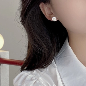 Minimalist S925 sterling silver round stud earrings with pearl inlay on a female model