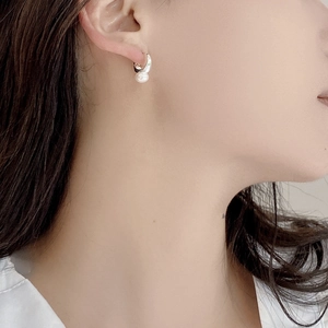 Close-up of S925 sterling silver hoop earring with a hanging natural freshwater pearl