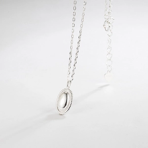 S925 sterling silver necklace featuring oval bean pendant with rope texture edge