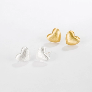 Boucles d'oreilles cœur en argent S925 brossé mat en versions dorée et argentée