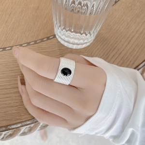 S925 sterling silver woven rope ring featuring an oval black onyx gemstone on finger