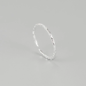 Anello aperto minimalista in argento sterling 925 con trama martellata a mano