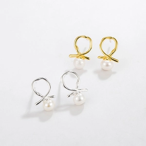 Minimalist 925 silver pearl stud earrings in gold and silver twist design