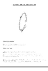 Dettaglio anello in argento 925 con trama martellata irregolare e design regolabile
