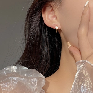 S925 silver gold heart stud earring with zircon stone and twist texture on model