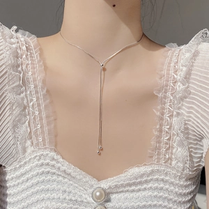 Detail of adjustable S925 silver Y-shaped snake chain necklace with smooth bead pendants